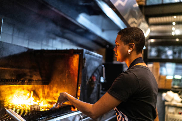 chef préparant le hamburguer - chef restaurant cooking african descent photos et images de collection