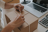 online-shopping-konzept-junge-frauen-erhalten-pakete-aus-online-bestellung.jpg?b=1&s=170x170&k=20&c=LwzGLnno992StE6ADzf7vuxO8bDbqSrUQIf9vTS81S4=