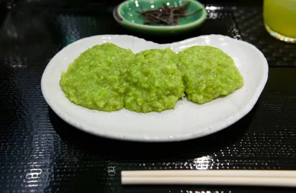 Photo of Zunda mochi or Mochi with green soybeans paste served with salted seaweed