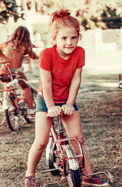 vintage mädchen auf einem fahrrad - radfahren fotos stock-fotos und bilder
