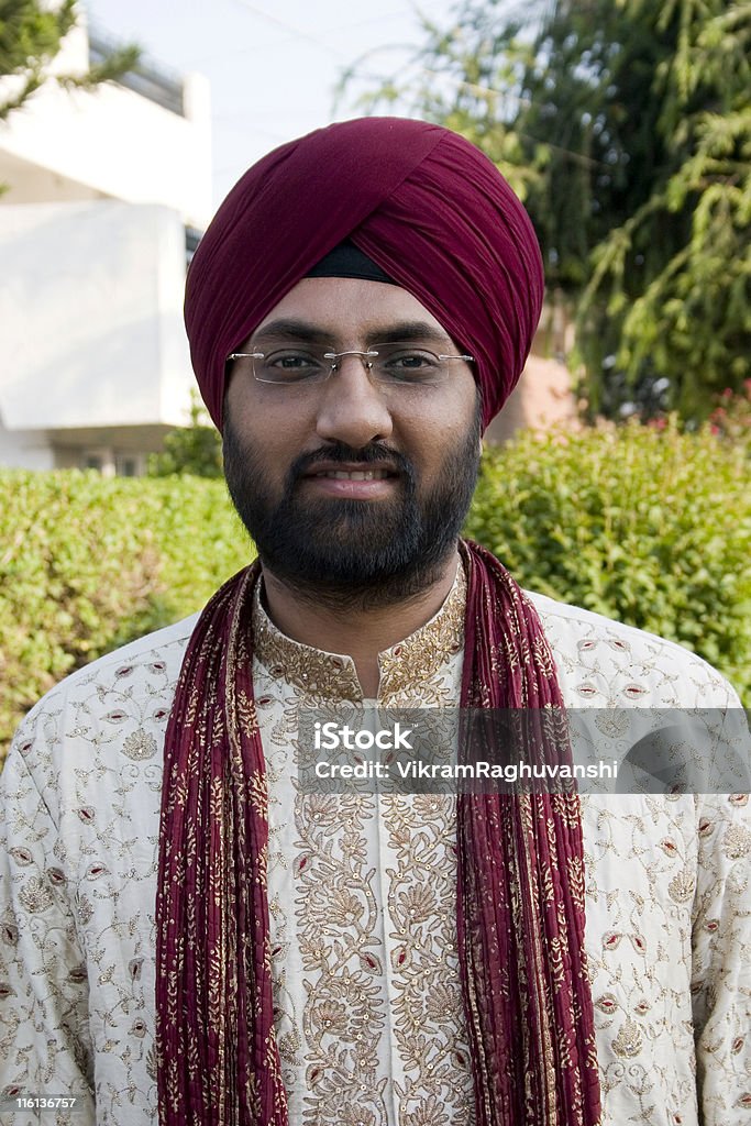 Jeune Gai traditionnel indien adulte de la Religion Sikh verticale personnes - Photo de Portrait - Image libre de droits