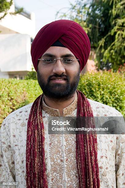 Photo libre de droit de Jeune Gai Traditionnel Indien Adulte De La Religion Sikh Verticale Personnes banque d'images et plus d'images libres de droit de Portrait - Image