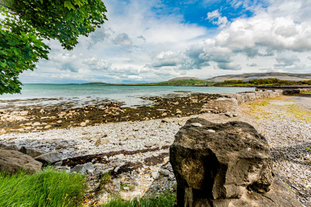 hermosa vista panorámica de la zona de la bahía y la playa de ballyvaughan - county clare the burren ballyvaughan stone fotografías e imágenes de stock