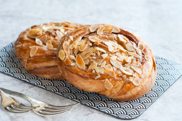 cinnamon danish - pastry danish pastry bread pastry crust imagens e fotografias de stock