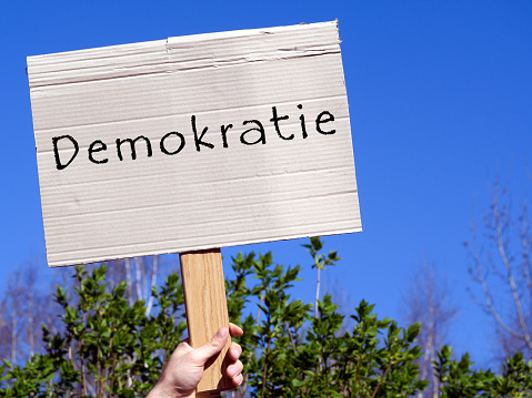 Proteger la democracia en alemán photo