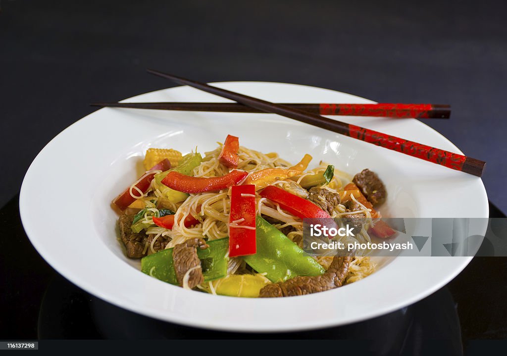 Schüssel mit Rindfleisch und Gemüse stirfry mit vermicelli und Stäbchen - Lizenzfrei Babymais Stock-Foto