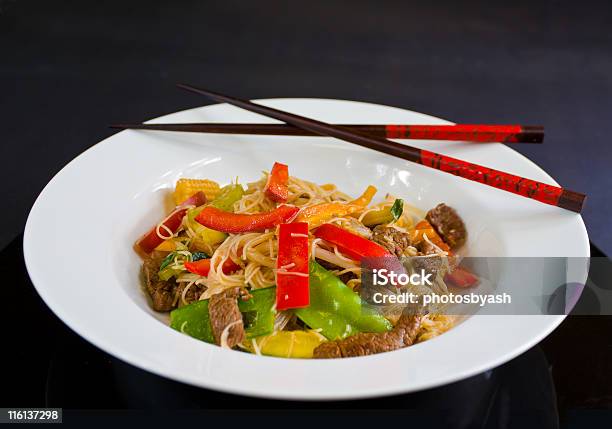 Schüssel Mit Rindfleisch Und Gemüse Stirfry Mit Vermicelli Und Stäbchen Stockfoto und mehr Bilder von Babymais