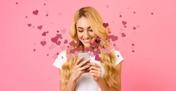 mujer feliz sosteniendo el teléfono móvil con muchos corazones - popular culture fotos fotografías e imágenes de stock