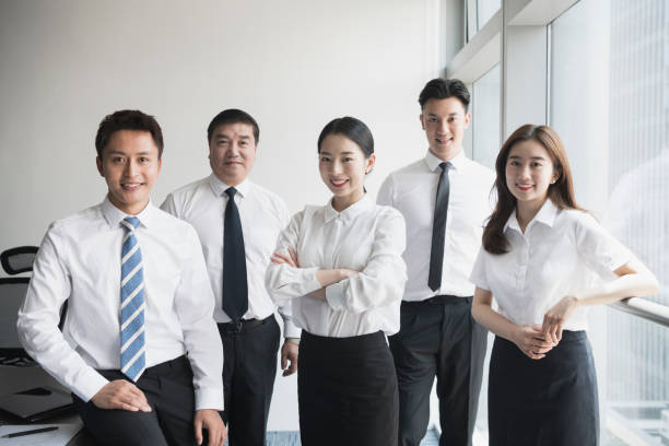 笑顔のアジアのビジネスマンとそのceoのグループ - 集合写真 ストックフォトと画像