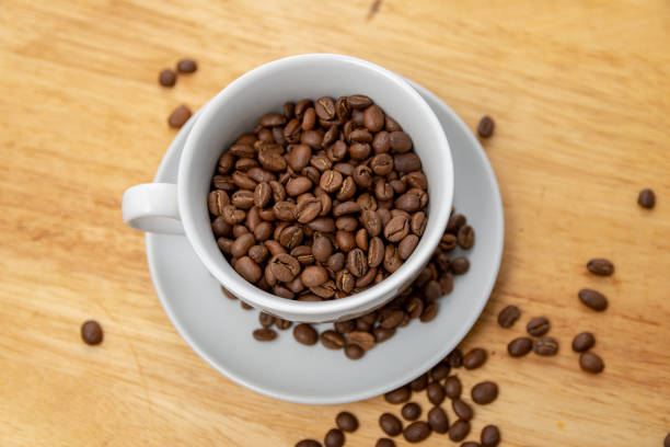 カップとソーサーのコーヒー豆 - 5141 ストックフォトと画像