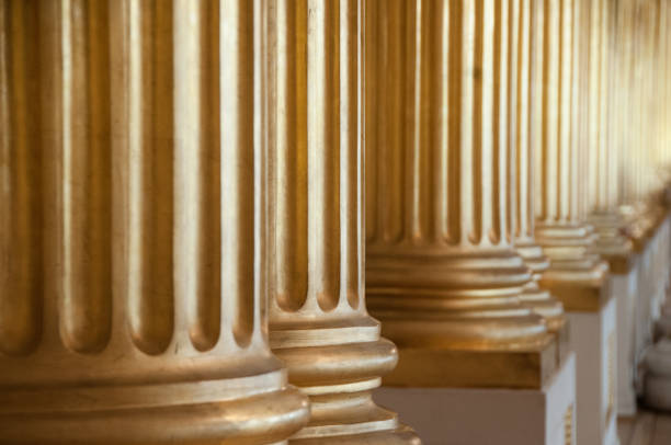 golden architectural columns - pillars - column base strength courthouse imagens e fotografias de stock