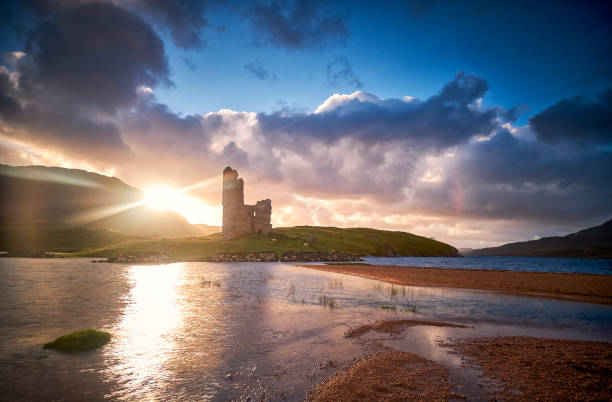 ruiny zamku ardvreck nad brzegiem loch assynt o zachodzie słońca, sutherland, highlands of scotland. - loch assynt obrazy zdjęcia i obrazy z banku zdjęć