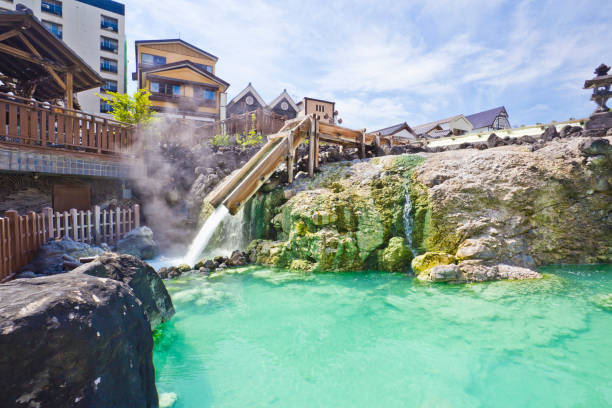 yubatake onsen, cajas de madera de aguas termales con agua mineral en kusatsu onsen, prefectura de gunma, japón - prefectura de nagano fotografías e imágenes de stock