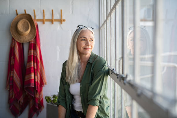 pensée mûre heureuse de femme - femmes dâge moyen photos et images de collection