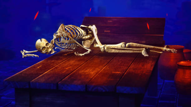 scheletro umano in prigione medievale - catacomb spooky europe flaming torch foto e immagini stock