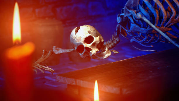 человеческий скелет в средневековом подземелье - catacomb spooky europe flaming torch стоковые фото и изображения