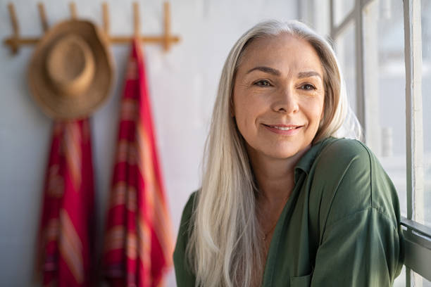 senior stylish woman thinking - white hair imagens e fotografias de stock