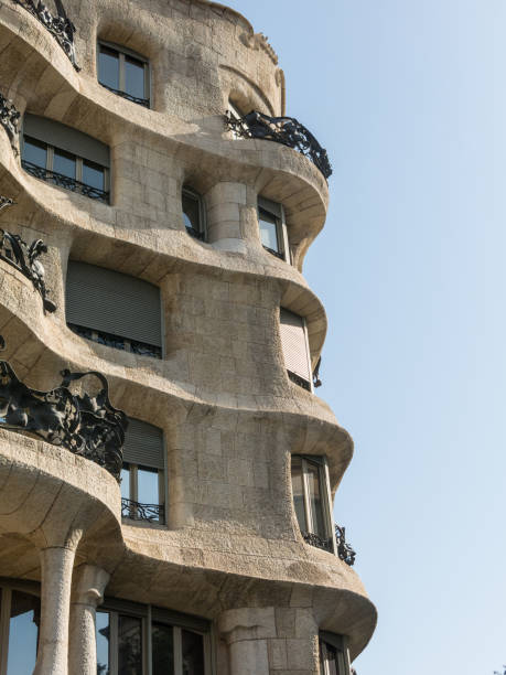 la casa modernista e straordinaria case mila conosciuta anche come la pedrera progettata da antoni gaudi a barcellona - la pedrera barcelona catalonia balcony foto e immagini stock