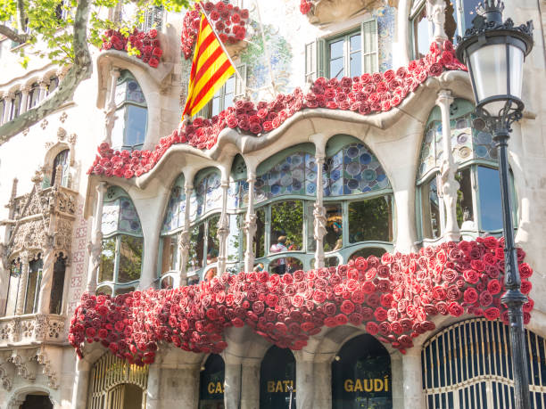 la casa batllo di antonio gaudi, decorata per celebrare il giorno della rosa in catalogna. paseo de gracia - antonio gaudi outdoors horizontal barcelona foto e immagini stock