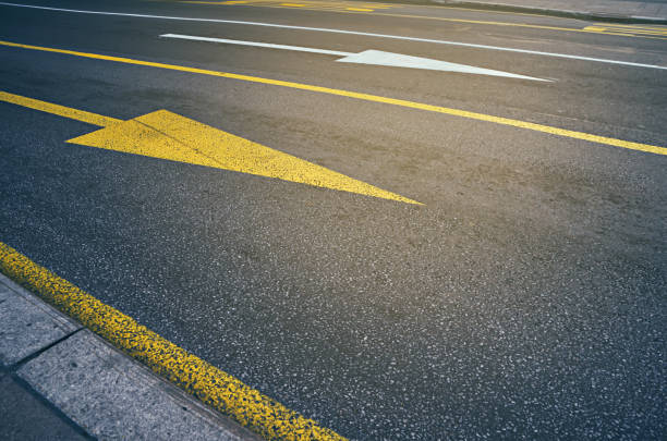 黄色の矢印道路標識 - directional sign road sign blank arrow sign ストックフォトと画像