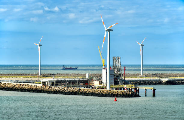 éoliennes au terminal méthanier du port de zeebrugge en belgique - belgium bruges windmill europe photos et images de collection