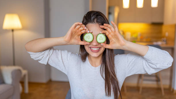 zdrowa zabawa. - cucumber human eye spa treatment health spa zdjęcia i obrazy z banku zdjęć