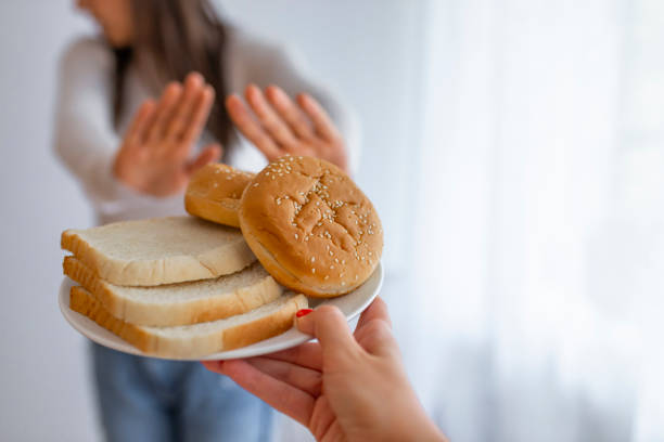 непереносимость глютена и безглютеновая диета концепция - dieting food rejection women стоковые фото и изображения