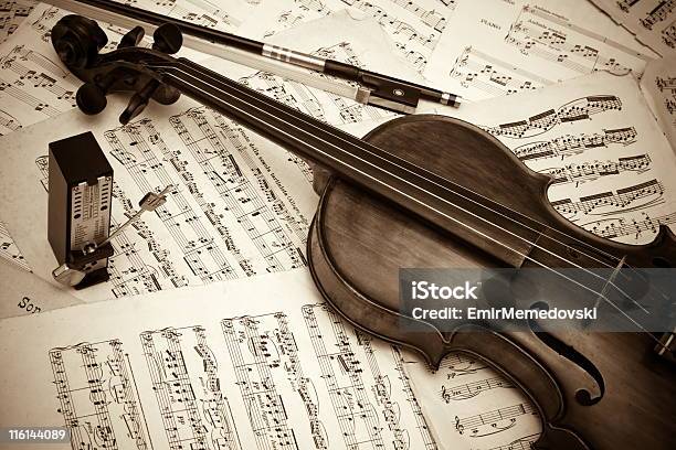 バイオリンを演奏 - バイオリンのストックフォトや画像を多数ご用意 - バイオリン, メトロノーム, カラー画像