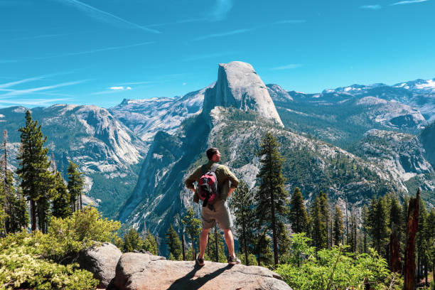 randonneur dans le parc national de yosemite en californie - comté de mariposa photos et images de collection