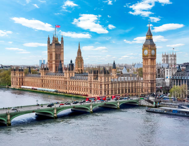 houses of parliament (westminster palace) und big ben tower, london, uk - regierung fotos stock-fotos und bilder