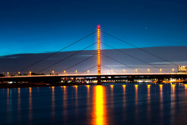 Bridge over the Rhine and the skyline of Düsseldorf - Stockfoto Bridge over the Rhine and the skyline of Düsseldorf – stock photo
Düsseldorf, Germany, Media Harbour, City View, City Silhouette großunternehmen stock pictures, royalty-free photos & images