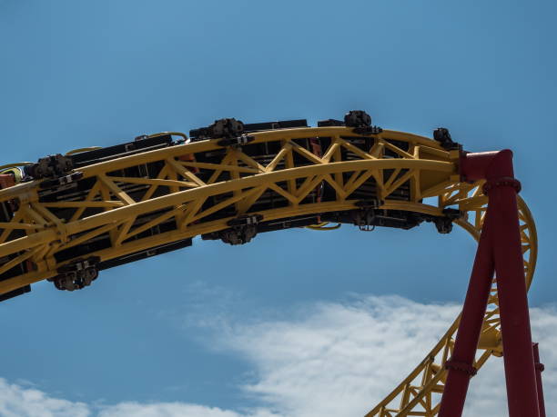 attraktion achterbahnpark sotschi gegen himmel - rollercoaster people amusement park ride red stock-fotos und bilder