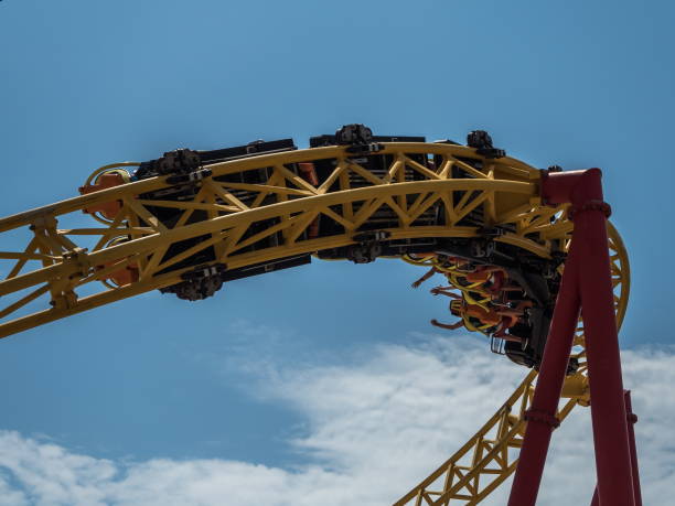 attraktion achterbahnpark sotschi gegen himmel - rollercoaster people amusement park ride red stock-fotos und bilder