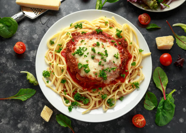 parmesano de pollo con queso y salsa marinara servido sobre espaguetis, pasta - noodles pasta chicken breast color image fotografías e imágenes de stock