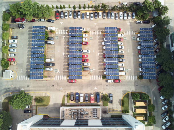 lote de estacionamento com painéis solares - fuel cell solar panel solar power station control panel - fotografias e filmes do acervo