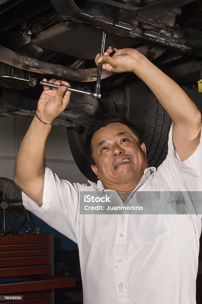 Automático obturadores Mecânicos consertando um carro - Foto de stock de 50 Anos royalty-free