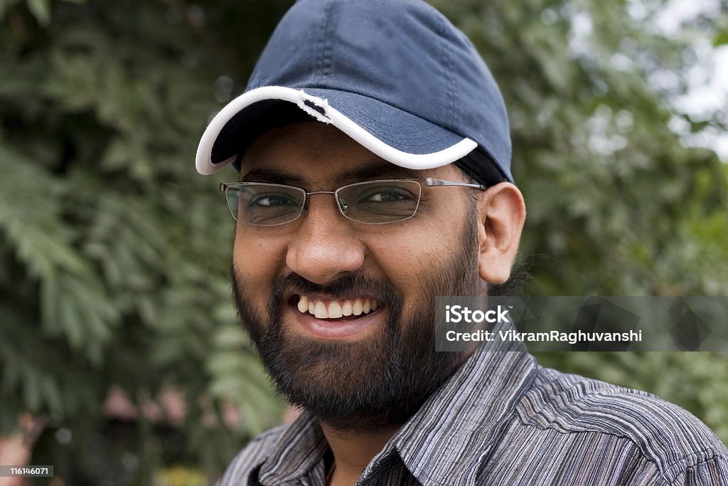 Jovem alegre Indian adulto menino de Sikh de religião Horizontal pessoas - Foto de stock de 20 Anos royalty-free