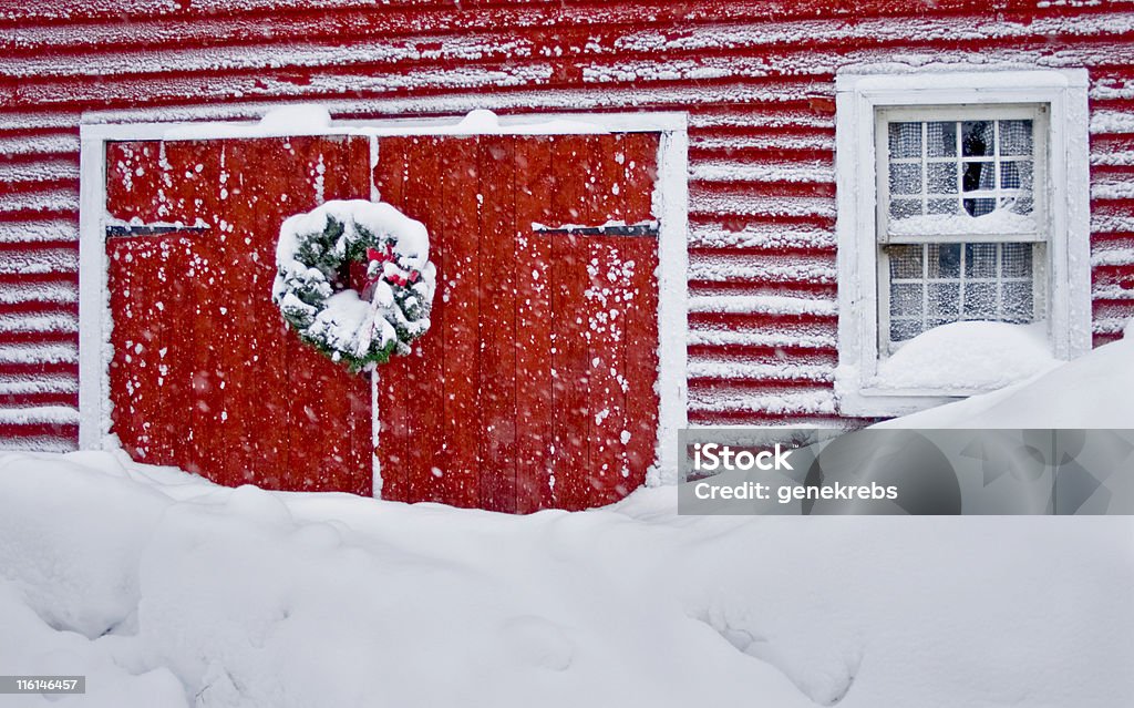 Snowed in a Natale - Foto stock royalty-free di Fienile