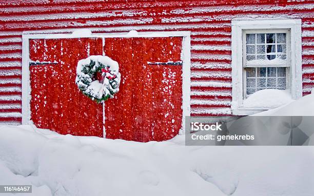 Snowed In A Natale - Fotografie stock e altre immagini di Fienile - Fienile, Inverno, Neve