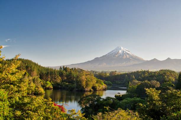 monte taranaki, nuova zelanda - volcano lake blue sky autumn foto e immagini stock