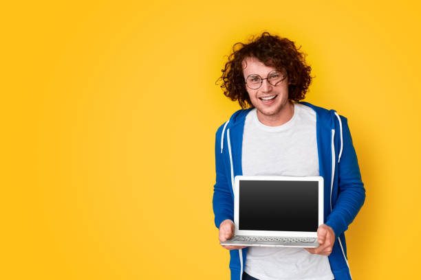 homem nerdy que mostra o portátil em branco - computer programmer laptop men nerd - fotografias e filmes do acervo