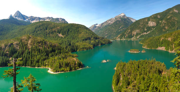 panorama od diablo lake dans le parc national cascades, état de washington - north cascades national park cascade range highway north photos et images de collection