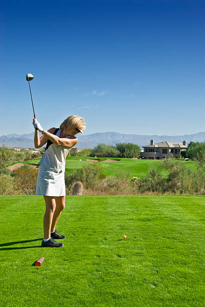 женщина играет в гольф. - golf women golf swing arizona стоковые фото и изображения