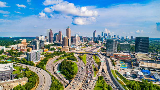 atlanta, georgia, usa skyline aerial - aerial city stock-fotos und bilder