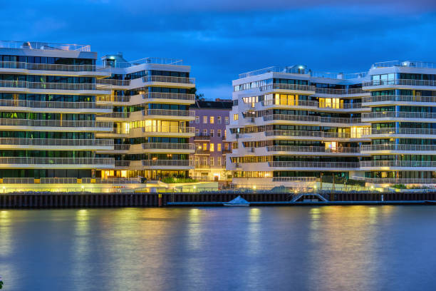 modern apartment buildings at night - berlin germany house spree river urban scene imagens e fotografias de stock