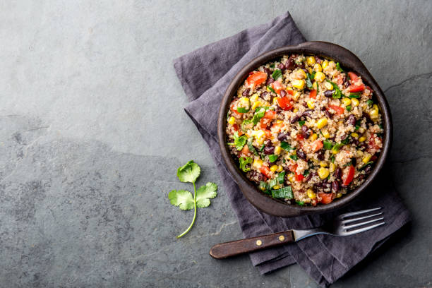 mexikanische schwarze bohne mais quinoa salat in ton schüssel top-ansicht, kopie randraum - quinoa stock-fotos und bilder