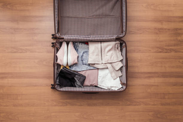 vue du haut de la valise emballée pour le voyage. - skirt women jeans white photos et images de collection