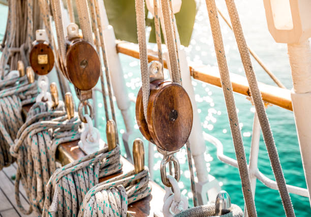 vieux navire tacle. vieux bateau à voile. milieu - cable winch sailing yacht sport photos et images de collection