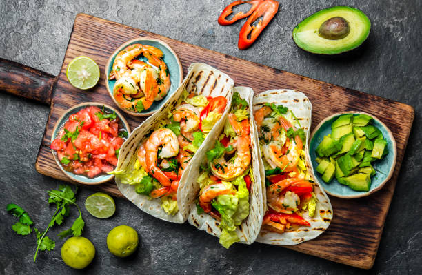 tacos di gamberi con salsa, verdure e avocado. cibo messicano - prepared shrimp seafood sauces herb foto e immagini stock