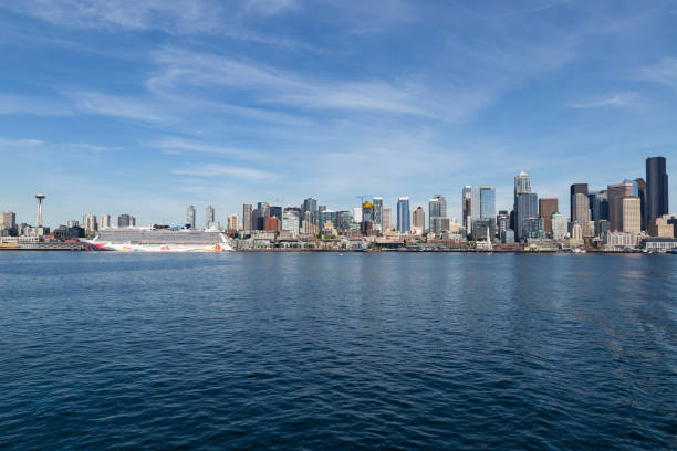 вид на горизонт сиэтла из пьюджет-саунд - ferry seattle washington state cruise ship стоковые фото и изображения